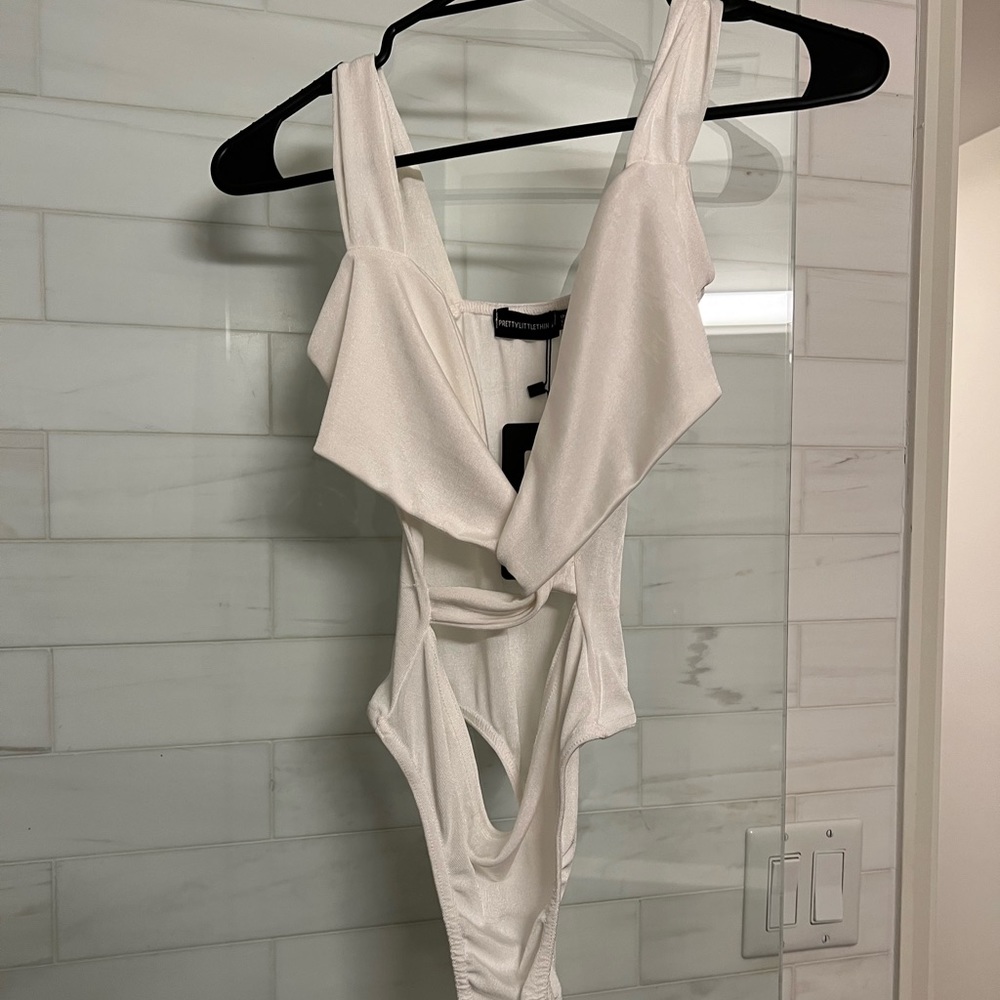 Pretty little thing white wrap bodysuit - Picture 3 of 4